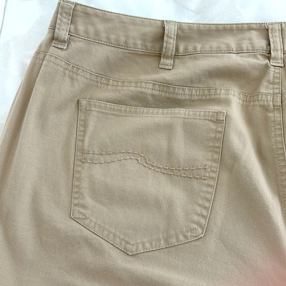 Talbots Stretch Khaki Capris. Decorative Back Pockets. Petite Size 18W - Picture 4 of 10